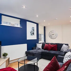 Stunning Hepburn Suite! Apartment