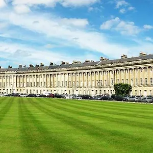 Stunning Royal Crescent With 3 Bedrooms Apartment